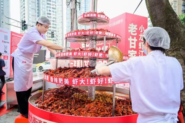 現場小龍蝦吸引市民爭相品嘗。主辦方供圖