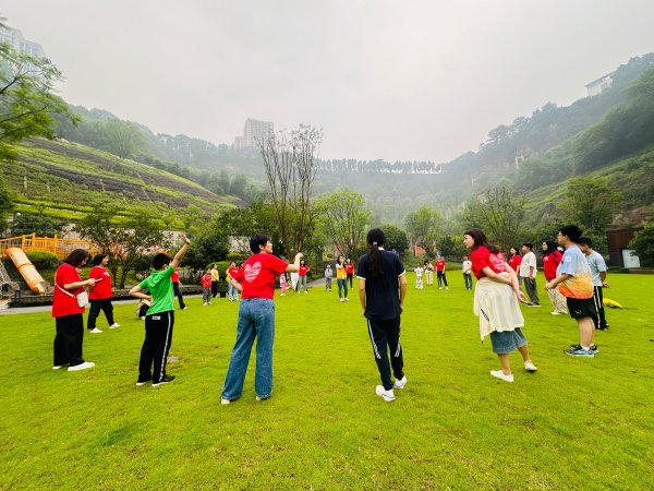 志愿者和孩子們做游戲?；顒又鬓k方供圖