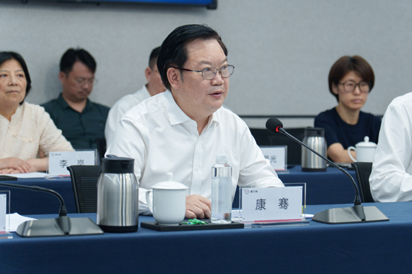 該校黨委書記康騫講話。重慶理工大學供圖