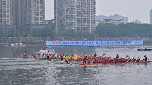 各參賽隊奮勇爭先。李波攝