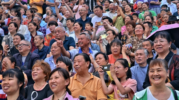 現場觀眾大聲喝彩。李波攝