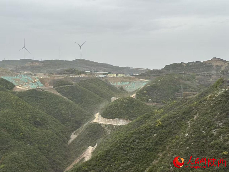 遠眺潤鑫新材料廠區及周邊，部分土層近乎完全裸露。（攝于4月11日）。