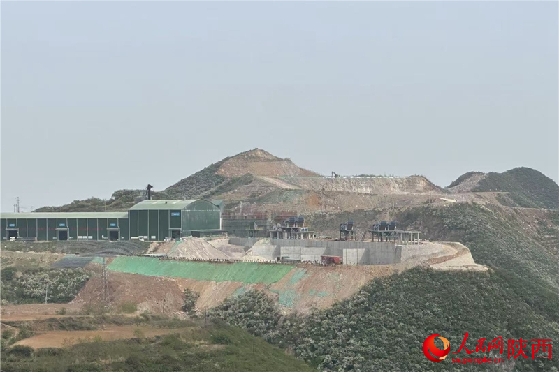 潤鑫新材料廠區內的一座山頭已被削平，隱約可見挖掘機作業（攝于4月23日）。