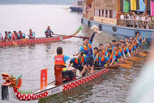 龍舟搶彩頭（資料圖）?；顒又鬓k方供圖
