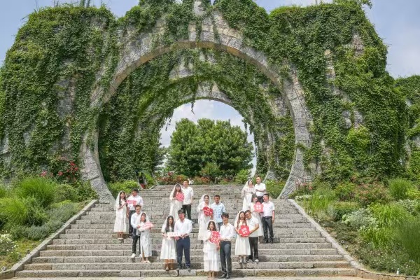 新人合影。酉陽縣民政局供圖