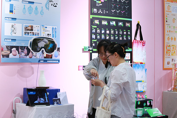 畢業展現場。張源攝