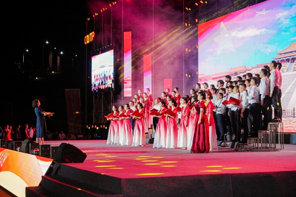 師生合唱團演出。重慶工貿職業技術學院供圖
