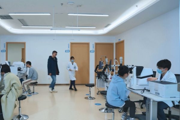 檢查中。重慶渝州眼科醫院供圖