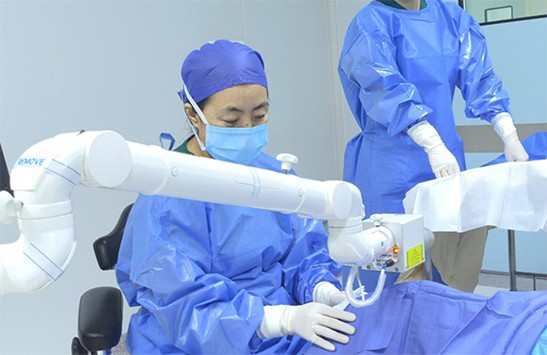 張奕霞實施角膜屈光手術聯合新型角膜膠原交聯術。重慶南坪愛爾眼科醫院供圖