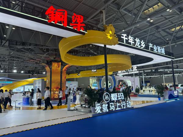 銅梁展廳吸引游客扎堆。黃亞輝攝