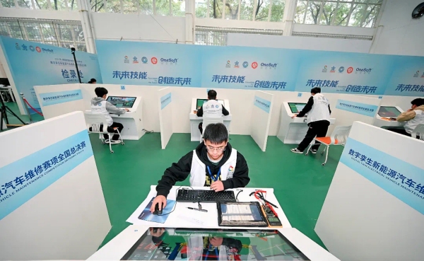 2024“一帶一路”暨金磚國家技能發展與技術創新大賽之數字孿生新能源汽車維修賽項全國總決賽掠影。重慶工貿職業技術學院供圖