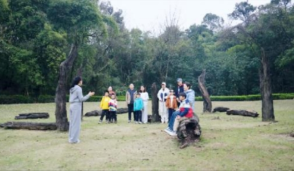 組織家庭參與戶外心理療愈活動。金山學校供圖