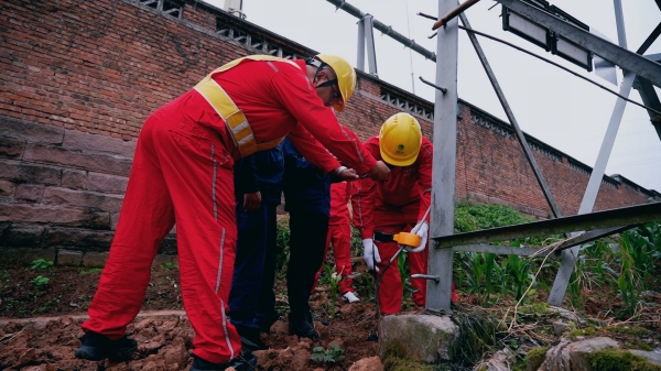 供電員工檢測35千伏洞化線接地電阻。舒淞攝