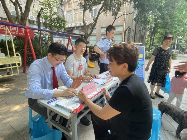 公益律師現場答疑解惑。龍山街道供圖