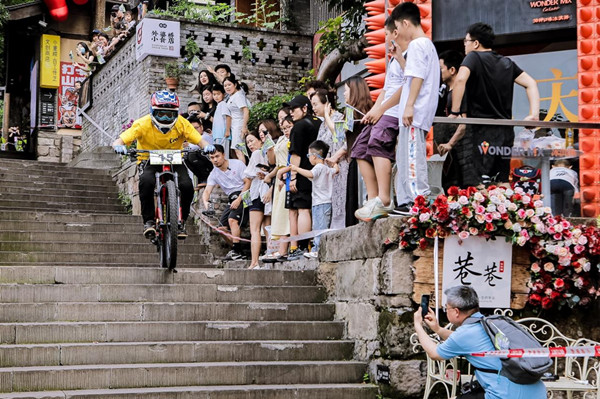 第三屆山城巷速降自行車大賽吸引眾多游客圍觀?；顒臃焦﹫D