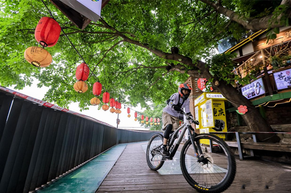 選手們在山城巷的陡坡、彎道和跳臺中挑戰極限?；顒臃焦﹫D