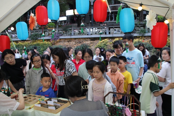 排隊參與制作中藥香囊。譚登帆攝