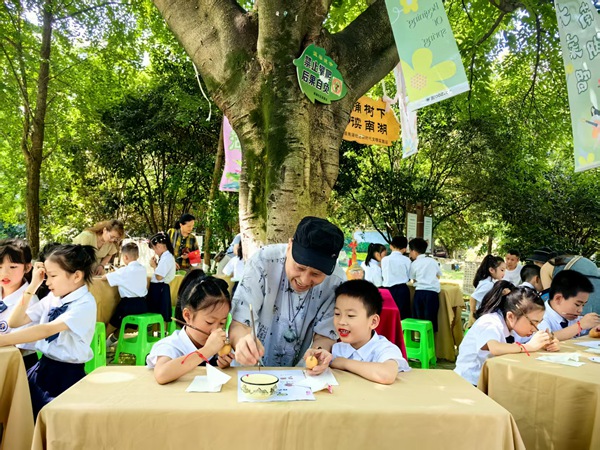 小朋友們體驗葫蘆畫。任峰攝