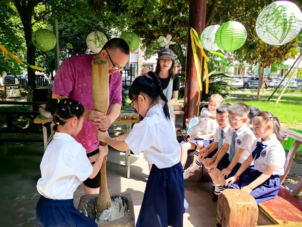 現場打糍粑。任峰攝