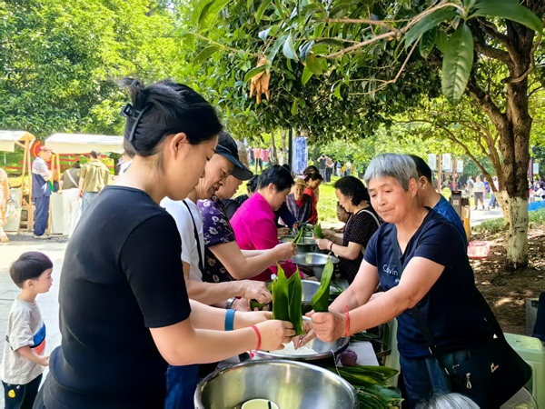 一起包粽子。任峰攝