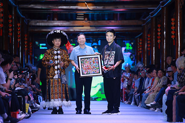 貴州村T發起人古阿新向重慶師范大學贈送禮物。主辦方供圖