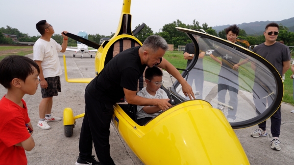 家庭專屬的模擬飛行駕駛艙體驗。大足臺供圖