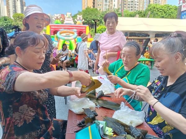 活動現場，街道議事代表與居民代表一同包制“廉心粽”。天竺路社區供圖