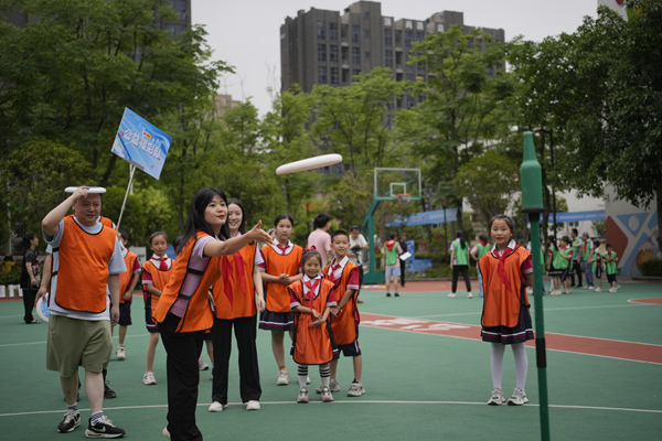 大人和孩子們共同在“愛心操場”上開展“趣味運動會”。重慶福彩供圖