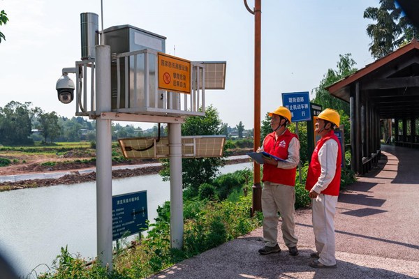 電力員工對沿岸水文監測裝置用電安全進行巡視檢查。國網重慶永川供電公司供圖