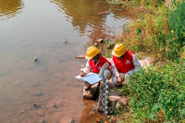 電力員工對水位進行記錄。國網重慶永川供電公司供圖