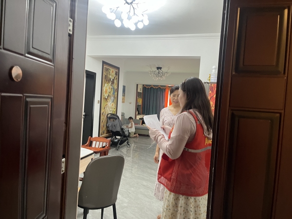 網格員張倩挨家挨戶入戶征詢居民意見。文峰街道供圖