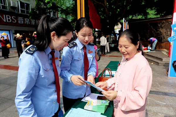 石柱縣稅務人員為市民講解稅法相關知識。劉虹玥攝