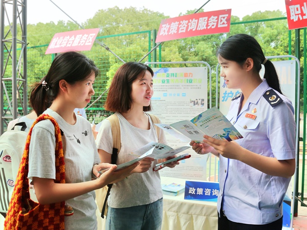 雙選會現場，永川區稅務局普法團隊為畢業生答疑解惑，宣傳政策。馬艷波攝