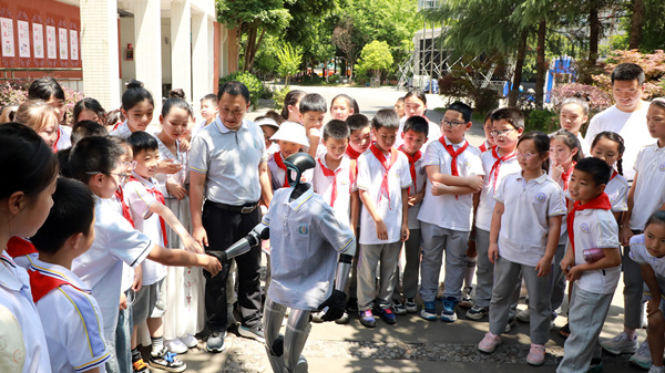 學生們與機器人互動。校方供圖