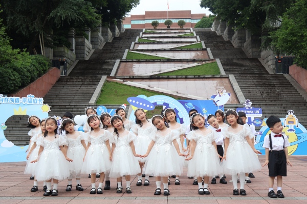 合唱團獻唱《開心六一》。主辦方供圖