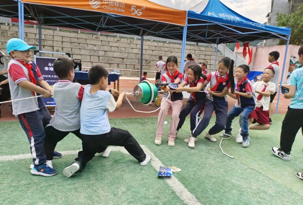 學生體驗馬德堡半球實驗。校方供圖
