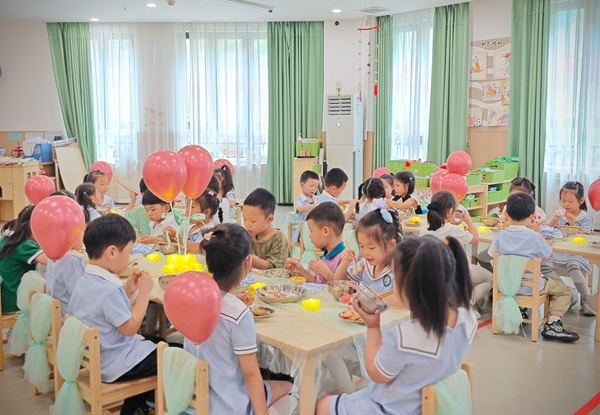 系列活動：自助餐。北碚區椿山幼兒園供圖