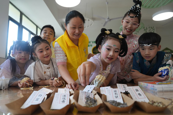 志愿者指導孩子們制作香囊。西南大學供圖