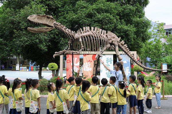“恐龍考古”項目讓孩子們流連忘返。主辦方供圖