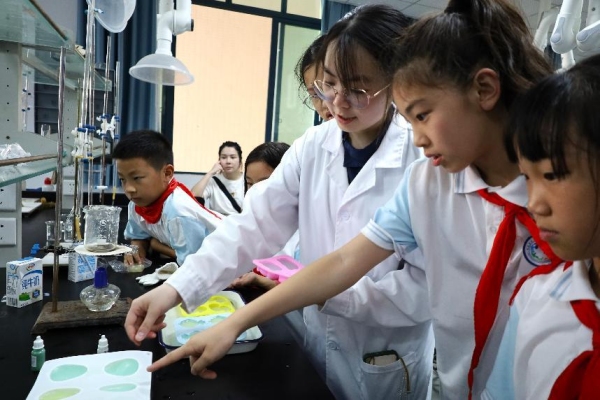 小朋友們在實驗室內動手實驗。重慶師范大學供圖
