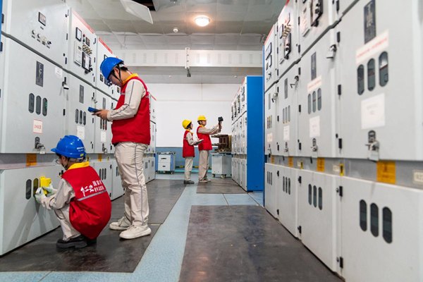 電力人員對專用變電站進行巡檢。國網重慶永川供電公司供圖