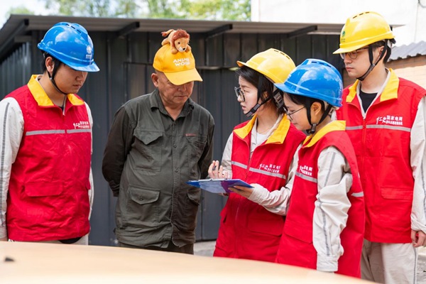 電力人員向景區相關人員了解用電需求。國網重慶永川供電公司供圖