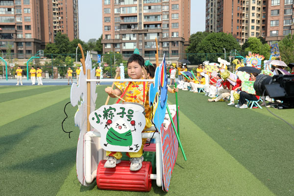 創意十足的旱地龍舟。付軍攝