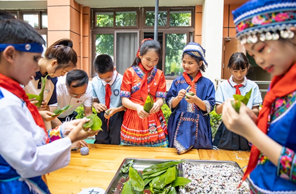 各民族學生一起包五色粽，共度端午佳節。劉紀湄攝