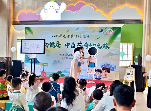 孩子們正在學習常見穴位知識。施懿攝