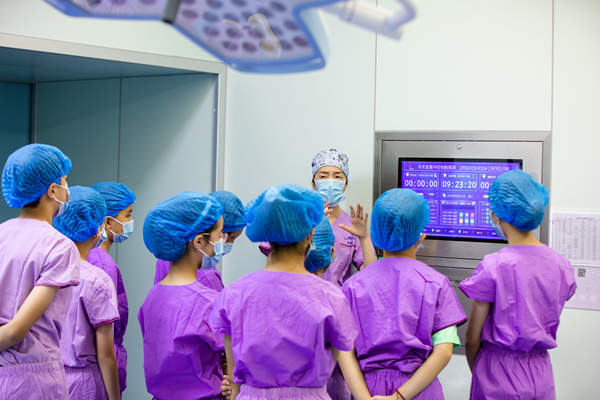 醫生為孩子們介紹手術室的數字化醫療設備。重慶醫科大學附屬第二醫院供圖