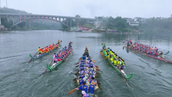 龍舟江面競速。銅梁區委宣傳部供圖