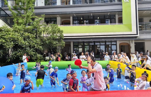 孩子們在室外玩水。悅來幼兒園供圖