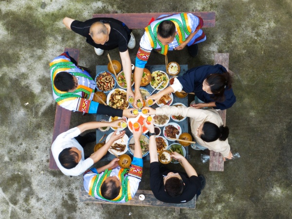 舉杯共慶佳節。彭水縣融媒體中心供圖