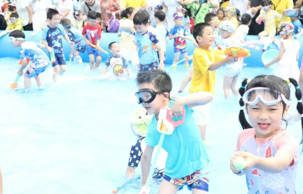 孩子們一起打水仗。重慶師范大學附屬幼兒園供圖